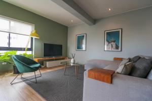 Μια τηλεόραση ή/και κέντρο ψυχαγωγίας στο Beautiful 2BR with Terrace in Miraflores