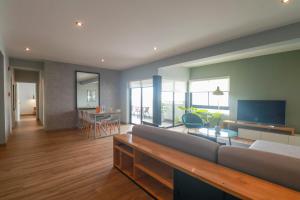 Μια τηλεόραση ή/και κέντρο ψυχαγωγίας στο Beautiful 2BR with Terrace in Miraflores