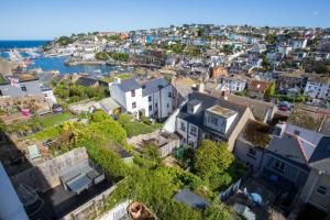 ブリクサムにあるHarbour View- Cosy Maisonette, Close to Brixham Harbourの家屋と港のある街の空中風景