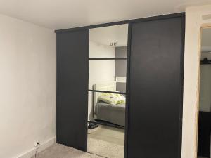a black closet with a bed in a bedroom at Chambre Ventabren avec mezzanine in Nîmes