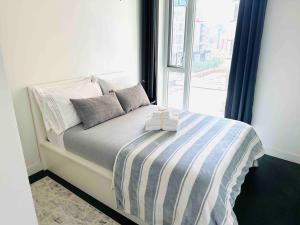 Кровать или кровати в номере Cozy 2-Bedroom Downtown Condo in the East Village