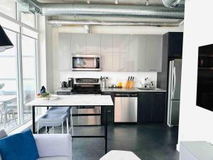 Кухня или мини-кухня в Cozy 2-Bedroom Downtown Condo in the East Village
