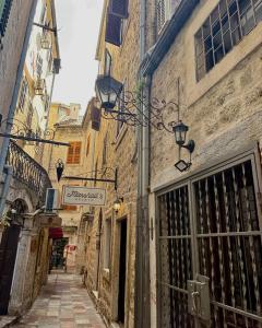 コトルにあるApartments Casa del Sol Jovanaの旧市街の路地