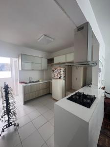 Kuchyň nebo kuchyňský kout v ubytování Apartamento Aconchegante no Mucuripe