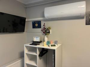 a small white table in a room at Mandi apartman in Veresegyház