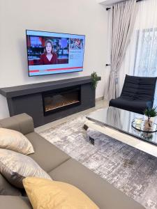 Μια τηλεόραση ή/και κέντρο ψυχαγωγίας στο Luxury 3 BR in Gated Community