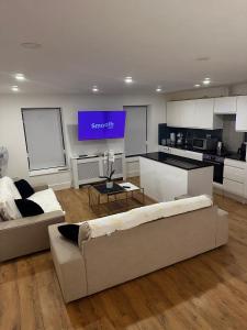 a living room with two couches and a kitchen at Suíte Majestic in London