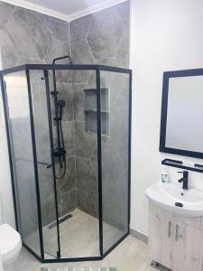 Ένα μπάνιο στο Luxury 3 BR in Gated Community +23 φωτογραφίες