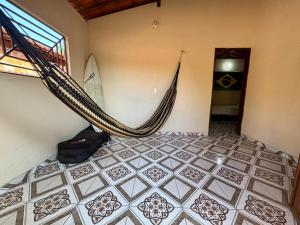 a room with a hammock in the corner of a room at Casa Sereia Guriu in Guriú