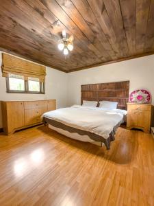 Ένα ή περισσότερα κρεβάτια σε δωμάτιο στο Jardin Du Ciel Chalet