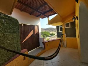 ein Haus mit einem Schlauch, der aus einer Tür kommt in der Unterkunft Huatulco 4 bdrm Penthouse-walk to Beach & Marina in Santa Cruz Huatulco