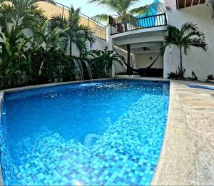 una gran piscina azul con una casa en Casa Santa Cruz 4 bdrm house-Pool & walk to Beach, en Santa Cruz Huatulco 39 fotos más