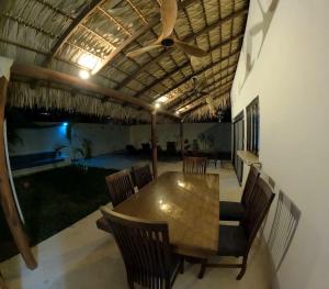 une salle à manger avec une table et des chaises et un ventilateur de plafond dans l'établissement Casa Bugambilia - Santa Cruz, à Santa Cruz Huatulco