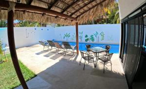 un groupe de chaises et une table sur une terrasse dans l'établissement Casa Bugambilia - Santa Cruz, à Santa Cruz Huatulco