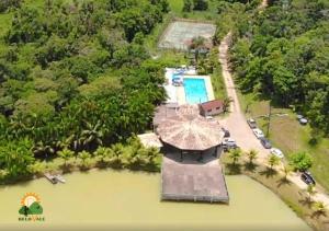 een luchtfoto van een huis met een zwembad bij Pousada e Pesqueiro Belo Vale in Juquiá