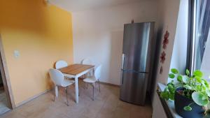 een kleine keuken met een tafel en een koelkast bij Wohnung Brand in Neumarkt in der Oberpfalz