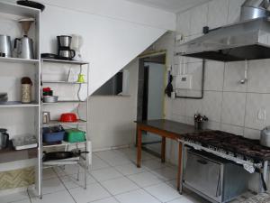 Η κουζίνα ή μικρή κουζίνα στο Hospedagem Aspino Poliqueze, Acessível e bem Localizada