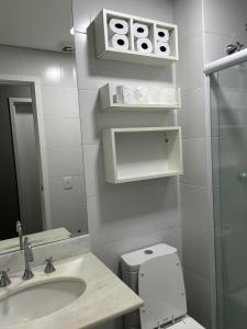 ein Badezimmer mit Waschbecken, Toilette und Spiegel in der Unterkunft Quarto em Apartamento Vila Prudente in São Paulo + 22 Fotos