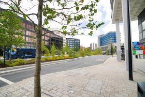 pusta ulica miejska z autobusem na drodze w obiekcie Luxury Swindon Centre Apartment 3 min to Train Station w mieście Swindon