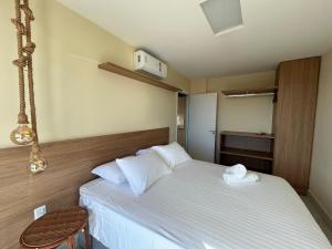 ein Schlafzimmer mit einem Bett mit zwei Handtüchern darauf in der Unterkunft Apartamento 40m da praia Maragogi vista mar in Maragogi + 20 Fotos