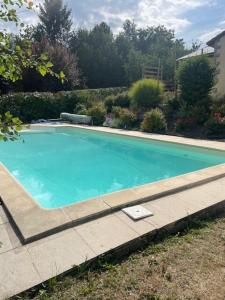 Bazén v ubytování La campagne près de la ville nebo v jeho okolí