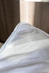 a close up of a white blanket on a bed at PALMAS EXPERIENCE - Apartamento Luxuoso, vista lago, próximo ao shopping in Palmas