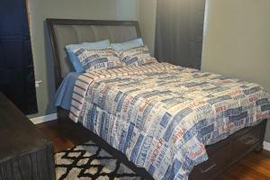 a bed with a quilt on it in a bedroom at The Village in Atlanta +14 photos