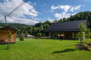 una casa en medio de un patio verde en Domek na Duzynie, en Ochotnica Górna 81 fotos más