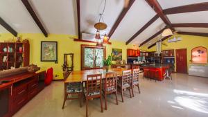 a kitchen with a table and chairs in a room at Villa Amable, Lujo entre Selvas y Lagunas in Akumal