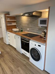 a kitchen with a stove and a washing machine at La Casita de Paula in Mairena del Aljarafe