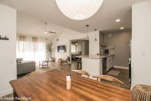 eine Küche und ein Wohnzimmer mit einem Holztisch im Zimmer in der Unterkunft 3bd Condo Near Old Town King Bed in Scottsdale