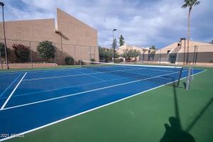 einen Tennisplatz mit einem Netz darüber in der Unterkunft 3bd Condo Near Old Town King Bed in Scottsdale + 27 Fotos