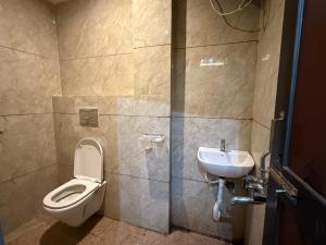 ウッジャインにあるHotelShreesanwariyapalaceのトイレと洗面台のあるバスルーム