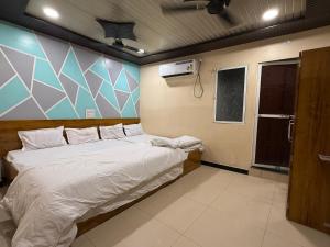 ウッジャインにあるHotelShreesanwariyapalaceのベッドルーム1室(ベッド1台付) +18枚の写真