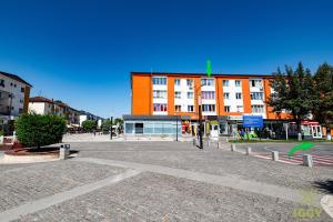 an empty street in front of a building at Iggy Luxury Central Apartment in Hunedoara