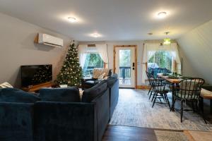 un soggiorno con un albero di Natale e un divano di Secluded Forest Cabin with Hot Tub and Private Waterfall a Rockport