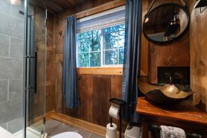 bagno con doccia e specchio di Secluded Forest Cabin with Hot Tub and Private Waterfall a Rockport Altre 57 foto