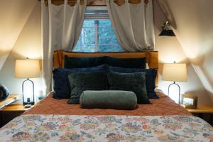una camera da letto con un letto grande con due lampade di Secluded Forest Cabin with Hot Tub and Private Waterfall a Rockport