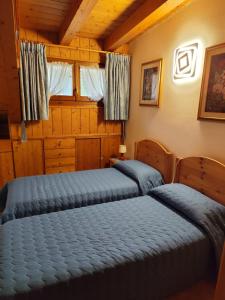 a bedroom with two beds in a room at Stella Alpina Holiday Home in Auronzo di Cadore