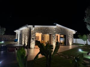 パルミにあるVilla Tetris Palmiの夜の石造りの家 +38枚の写真