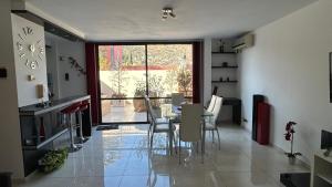 eine Küche und ein Esszimmer mit Tisch und Stühlen in der Unterkunft Departamento Libertad in Villa Carlos Paz