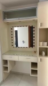 einen Schminktisch mit einem großen Spiegel im Zimmer in der Unterkunft Departamento Libertad in Villa Carlos Paz