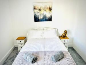 - une chambre avec un lit et 2 tables de chevet dans l'établissement River cottage Arundel, à Arundel