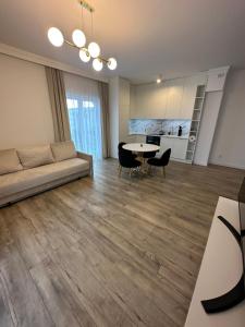 una sala de estar con un sofá y una mesa en Apartament Moniuszki, en Słupca