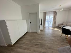 una sala de estar con un sofá y una mesa en Apartament Moniuszki, en Słupca