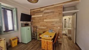 eine Küche mit einer Holzwand und einem Kühlschrank in der Unterkunft civico 44 in Bova Marina