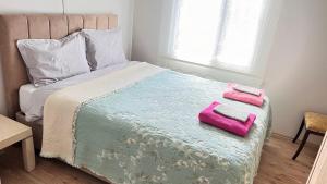 a bed with two pink towels on top of it at KAAN Göl Evi Konaklama in Kocaeli +26 photos