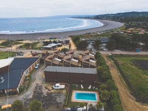 ChacurraにあるCabañas Entremarのリゾートとビーチの航空写真