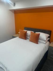 Кровать или кровати в номере The Orange Outpost 8a - City Centre