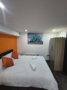 Ένα ή περισσότερα κρεβάτια σε δωμάτιο στο Perfect For Long Stays - Comfy Studio Apartment